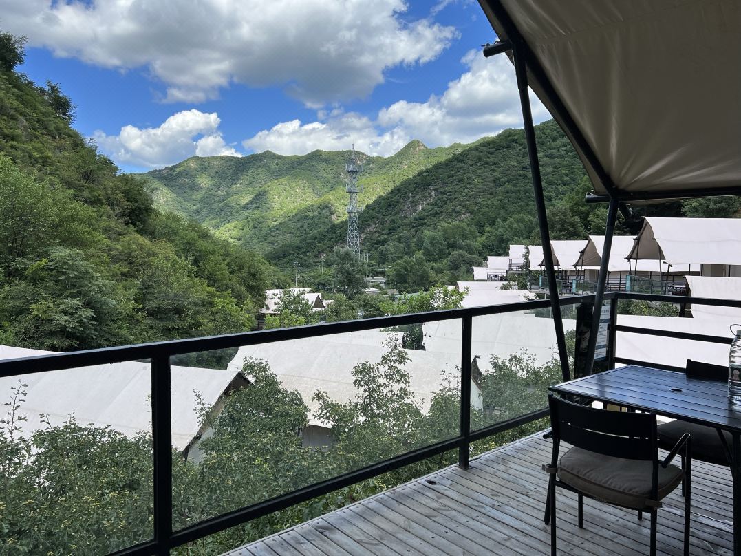 使用酒店帳篷開設(shè)露營風(fēng)咖啡店